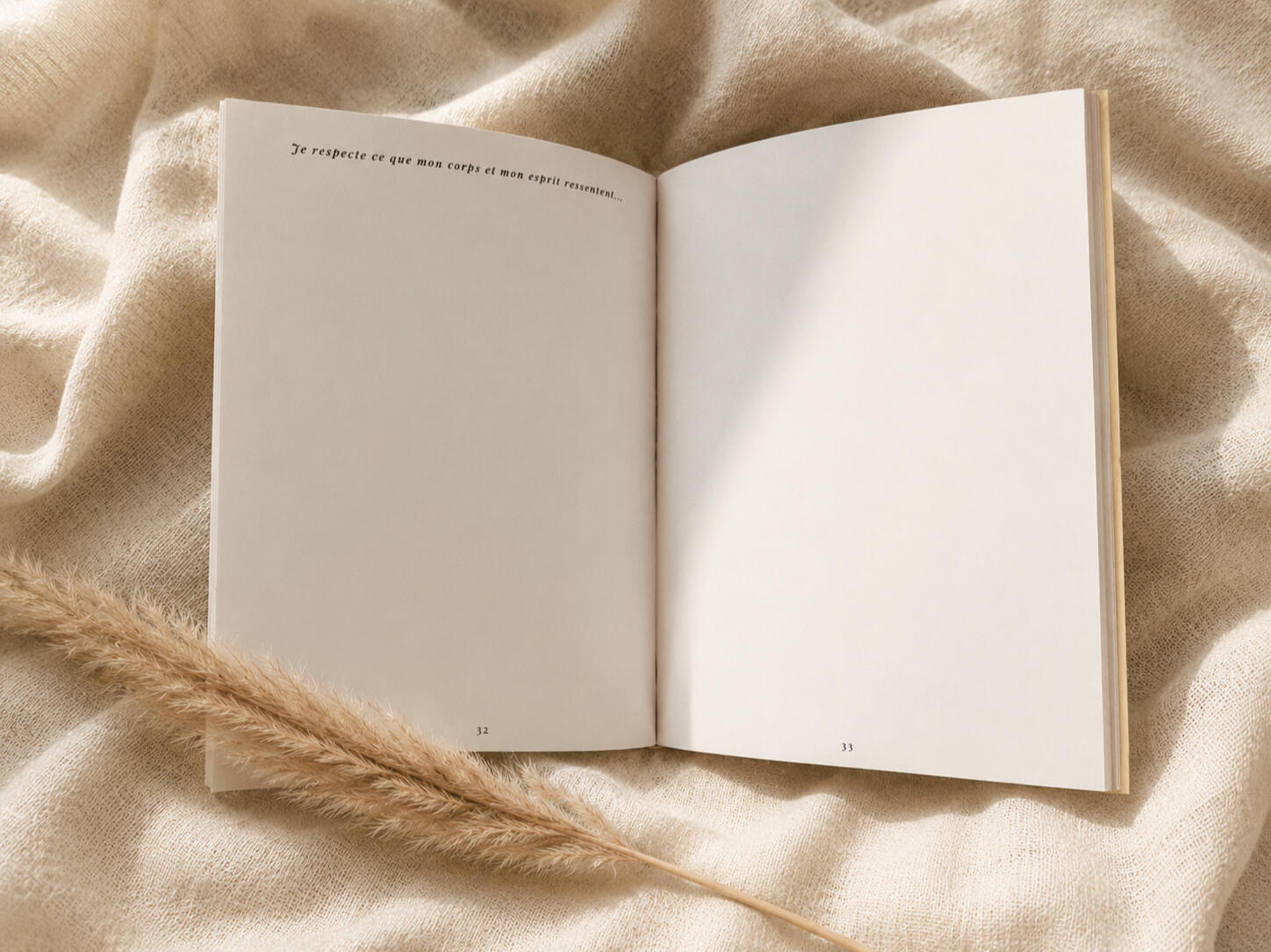 Pages intérieures du carnet MAGNETIKA ouvert : un mantra en haut de la page de gauche, la page de droite laissée blanche pour écrire